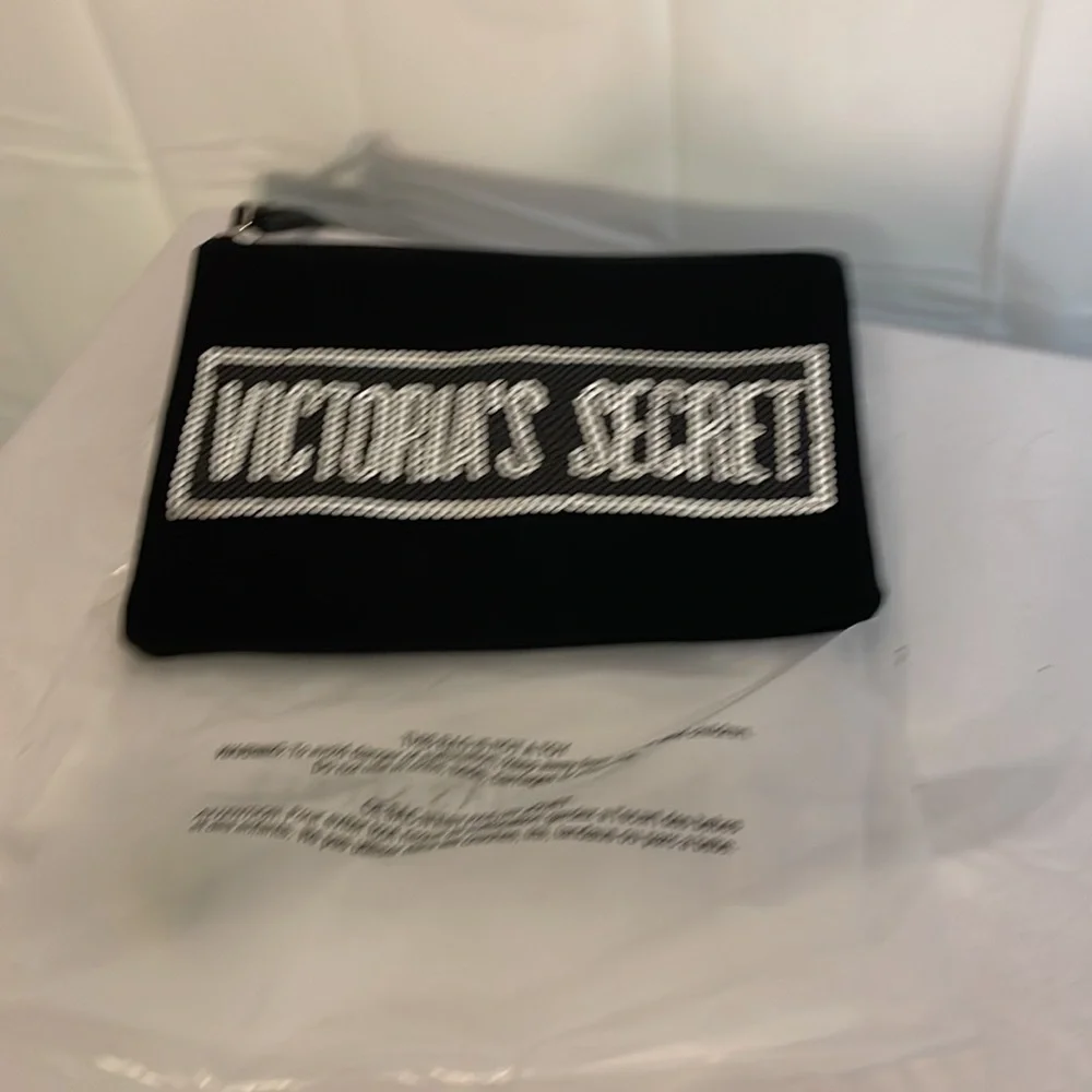 Victoria’s Secret sparkle tote bag comes with small cosmetic bag - Picture 6 of 7